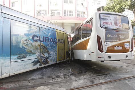 Dezesseis pessoas ficam feridas em acidente entre ônibus e VLT no