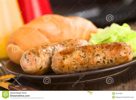 Fried Bratwurst Avec Le Petit Pain Image Stock Image Du Saucisson