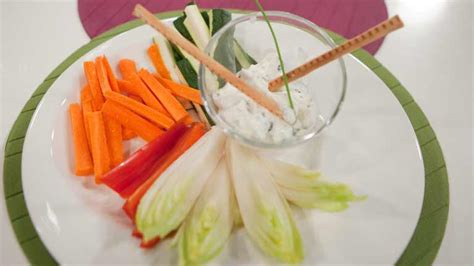 Cómo preparar Crudités de verduras con dip de queso limón y aceitunas