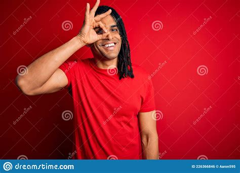 Joven Y Guapo Afro Americano Africano Hombre Con Rastas Usando Camiseta