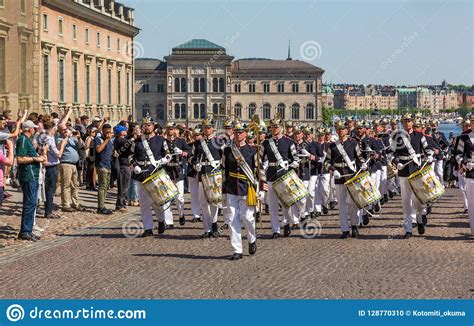 M Sicos De La Banda Militar Real Que Marchan En Calles De Estocolmo