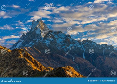 Machapuchare Oder Fischschwanz Heiliger Berg In Nepal Stockbild Bild