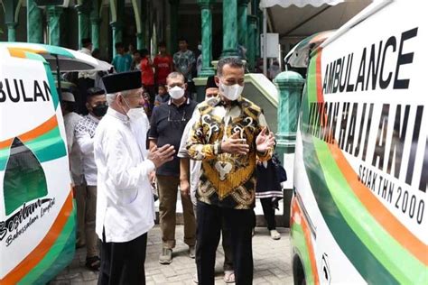 Serahkan 2 Ambulans Ke Pesantren Al Manar Dan 1 Mobil Usaha Gratis Ke