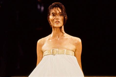 Alexander Mcqueen 20 Momentos Icónicos Sobre La Pasarela Que Hicieron