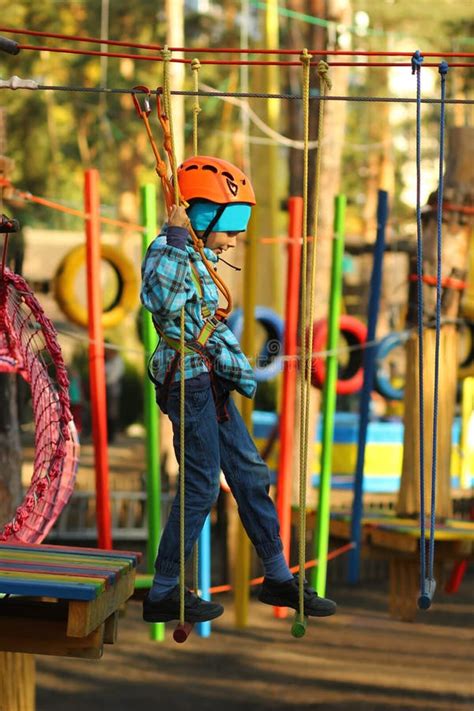 Niño Superando El Recorrido De Obstáculos En El Parque De Cuerdas Al