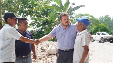 Entrega Rafa Inchong Pavimentación de Camino Saca Cosechas en el Ejido