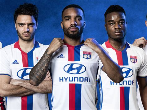 lolympique lyonnais devoile ses maillots pour la saison
