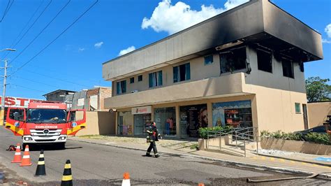 Incêndio atinge residência no Parque 10 e causa pânico em moradores