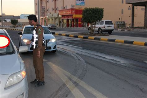 بالصور دوريات المرور السرية بطبرجل تقوم برصد عدد من المخالفين