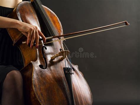 Mani Alte Vicine Del Violoncello Fotografia Stock Immagine Di