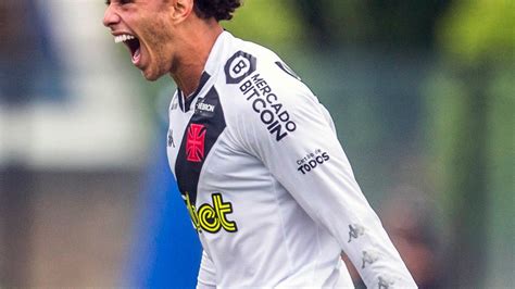 Figueiredo Marca Seu Primeiro Gol Profissional Pelo Vasco E Comemora