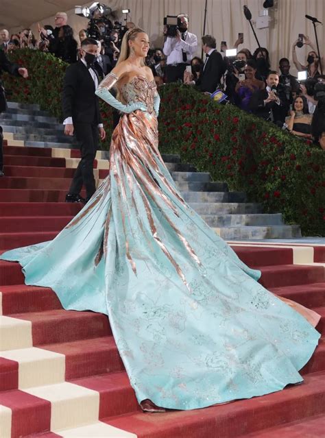 Met Gala 2022 Blake Lively Deslumbró Con Su Vestido Doble Tn