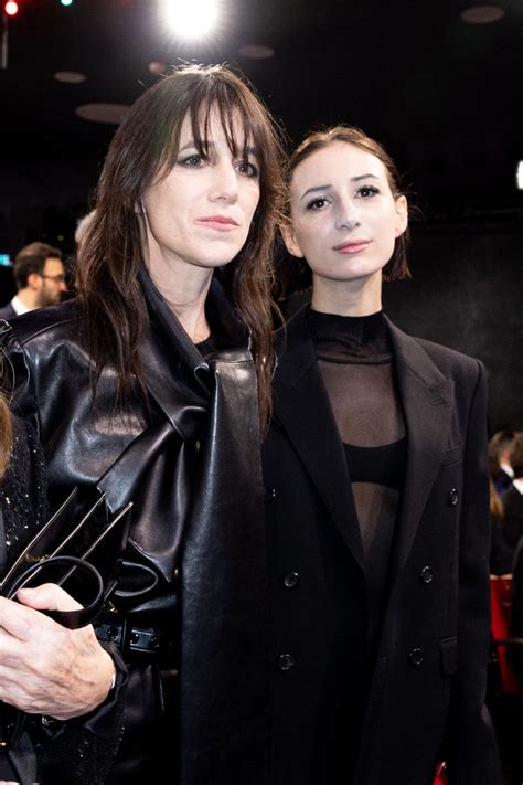 Photo La Fille De Charlotte Gainsbourg Et Yvan Attal Amoureuse