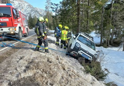 Pustertal Pkw kommt von Straße ab UnserTirol24