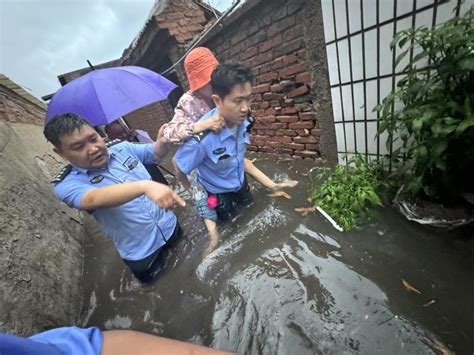 临沂罗庄盛庄街道一老人在家被困积水中，民警冒雨蹚水将老人背出财经头条