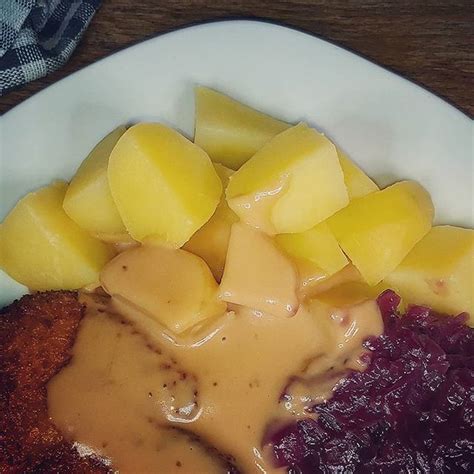 Paniertes H Hnchenschnitzel Mit Rotkohl Und Salzkartoffeln