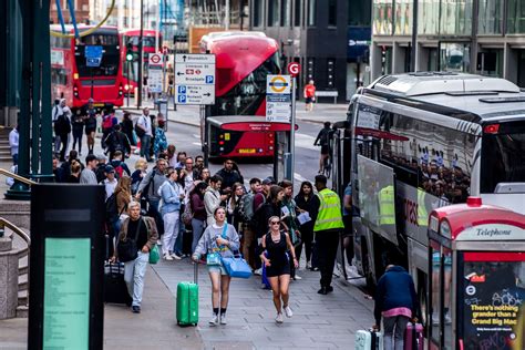 英国铁路工人大罢工致运输瘫痪，其他行业或将效仿财经头条