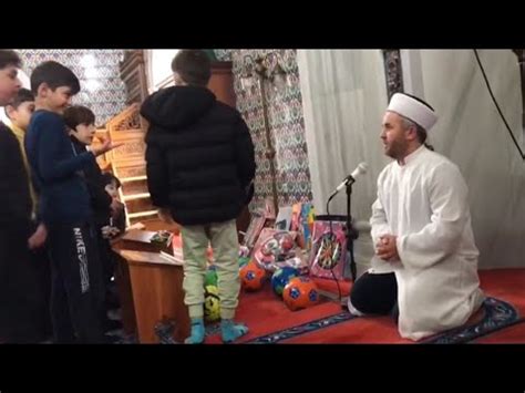 Yarıyıl Tatilinde Camide Namaz Kılan Çocukların Hediye Dağıtımı Camii