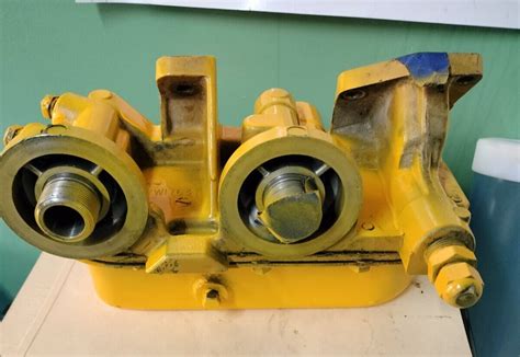 7w1763 Caterpillar 3208 Oil Cooler And Filter Base Used