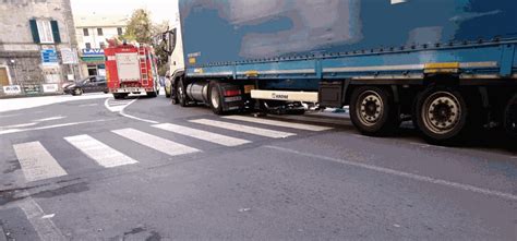 Albisola S Morta Donna Investita Da Un Camion In Corso Mazzini La