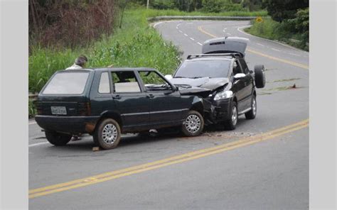 VC no G1 NOTÍCIAS Carro invade pista e provoca acidente no Ceará