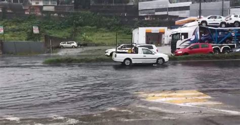 VÍDEOS Chuva deixa ruas alagadas na Grande Vitória confira a