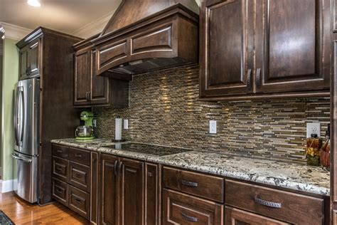 Delicatus White Granite Kitchen Countertops Klassisk Kök Dallas