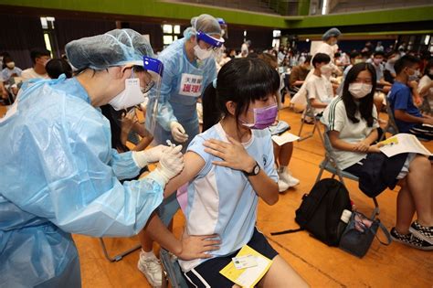 Bnt今進5縣市校園開打！ 桃園女學生超鎮定獻手臂打第一針 上報 焦點