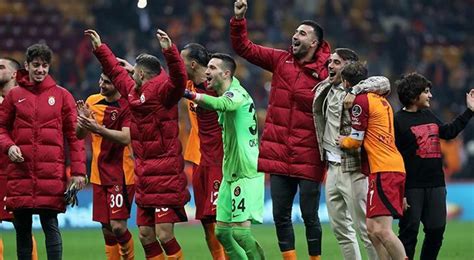 Galatasarayl Futbolcular Liderli I Taraftarla Kutlad Galatasaray