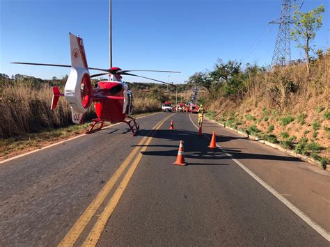 Equipes de resgate do Corpo de Bombeiros e SAMU socorrem vítimas de