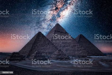 Piramida Giza Di Mesir Foto Stok Unduh Gambar Sekarang Piramida