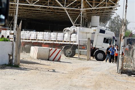 In Pictures First Emergency Aid Trucks Enter Gaza October 21 2023