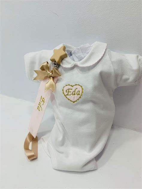 Conjunto body y portachupete personalizado La canastilla del bebé