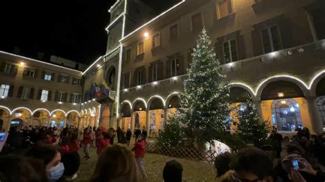 Luci alberi e un Babbo ballerino si accende il Natale in città