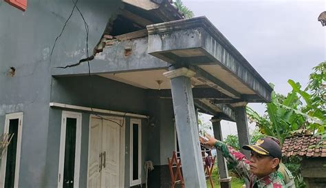 Diterjang Pergerakan Tanah Sejumlah Rumah Di Paderek Majalengka Rusak