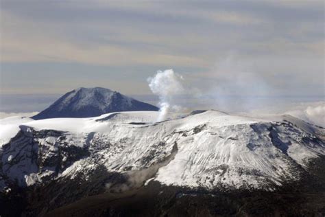 Autoridades colombianas aceleran preparativos ante posible erupción