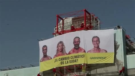 Detenidos Los Activistas De Greenpeace Que Desplegaron Una Lona Contra