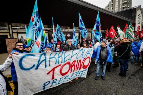 Sfruttamento E Frodi Fiscali Per Carrefour Il Manifesto