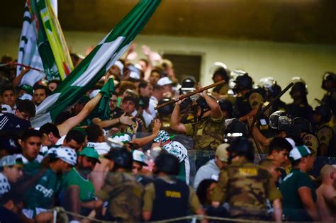 Torcida Do Palmeiras Entra Em Confronto Policiais No Mineir O