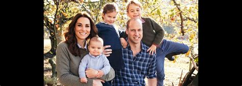 Foto Kate Middleton e príncipe William curtem domingo em jardim os