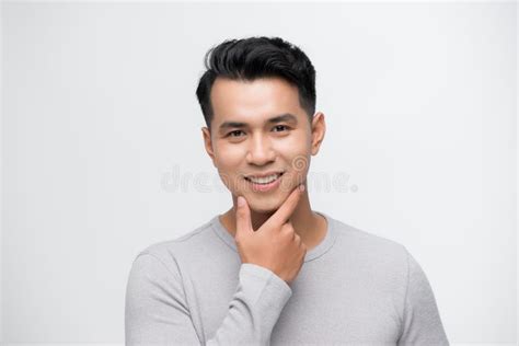 Feliz Sonriente Joven Y Apuesto Hombre Asiático Cara Con La Mano