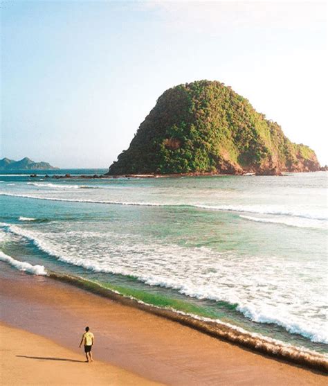 Pantai Pulau Merah Kuta Kedua Di Pulau Jawa Yang Ada Di Banyuwangi