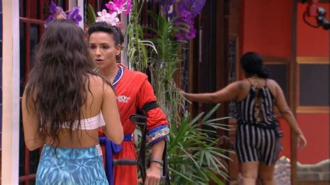 Marinalva e Emilly se abraçam após discussão e gaúcha chora notícias