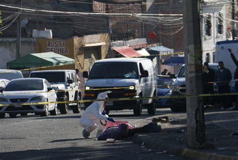 Localizan cadáver embolsado en Jalisco afuera de una escuela primaria