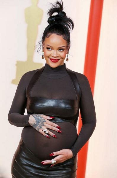 Oscars Rihanna Shows Off Growing Baby Bump