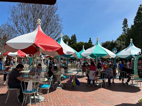 Review Caf Daisy Opens In Mickeys Toontown At Disneyland With Pizza