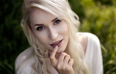 Обои girl sexy hot girl eyes smile beautiful figure model на