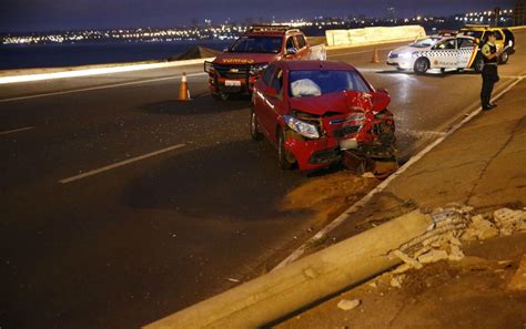 Motorista Derruba Poste Na Ponte Jk No Df E Duas Faixas S O