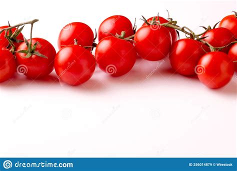 Tomate De Cereja Armado Contra Fundo Branco Imagem De Stock Imagem De