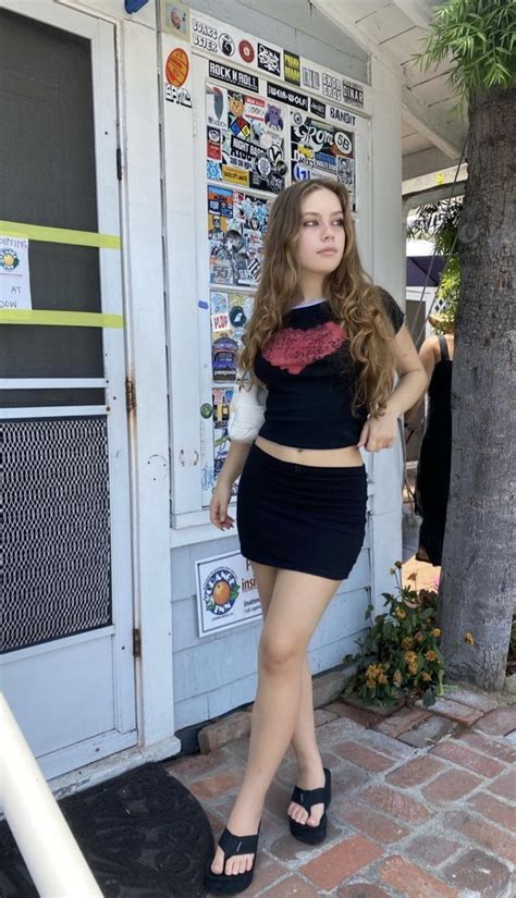Pin By Wmatrixxx On Sandalias De Pies Descalzos Tight Skirt Outfit
